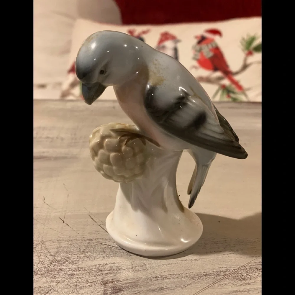 Gerald Porzellan Barvaria Figurine Crossbill Berry​​​​​​​​​